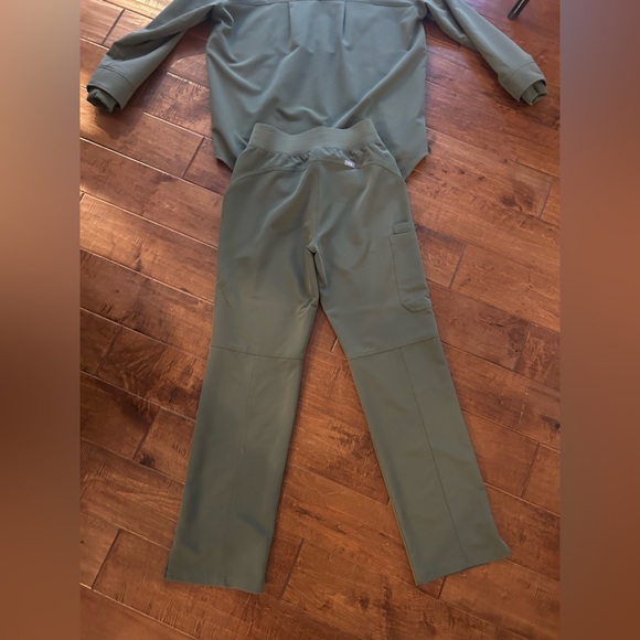 Figs Moss Green Evan’s Pant and Halle Top Set size Small - Picture 10 of 10